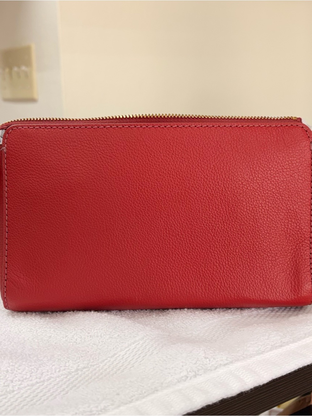 Women's Fossil
Red Leather Zip Wallet - Sleek Everyday Clutch